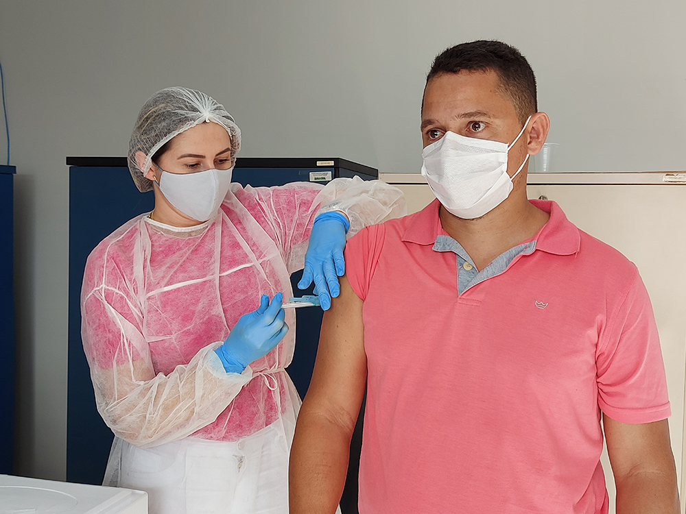 Guarda municipal Flávio Carvalho recebe vacina contra a covid-19