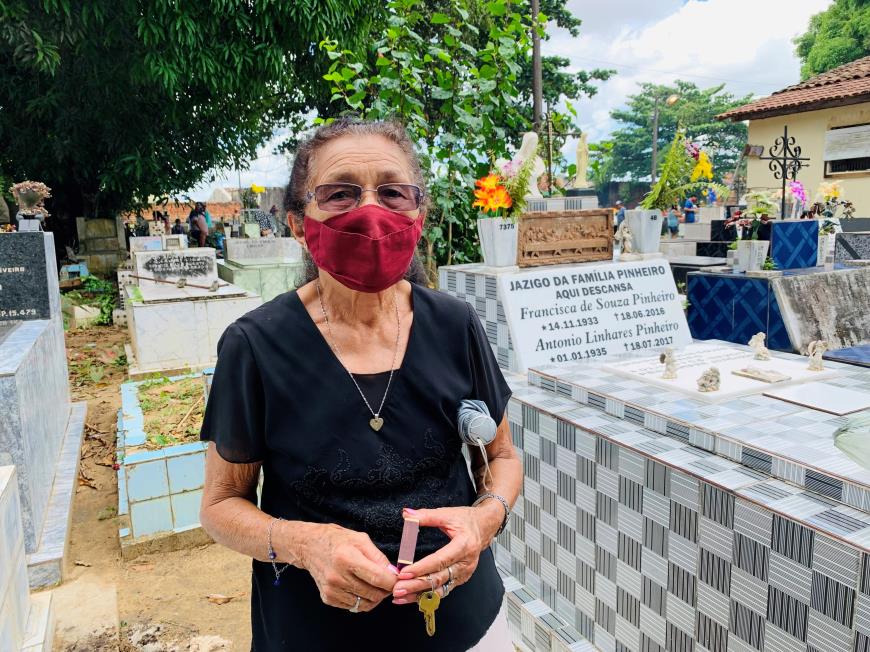 A autônoma Irene de Souza,58 anos, fez a visita de rotina à sepultura do pai no cemitério São Jorge. Lá ela limpa, troca as flores e acende velas, uma forma de homenagear o pai.