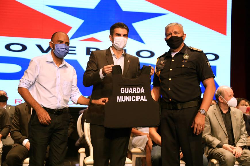 Vice-prefeito Edilson Moura e Inspetor-geral da GMB, Joel Monteiro recebem os coletes das mãos do governador Helder Barbalho
