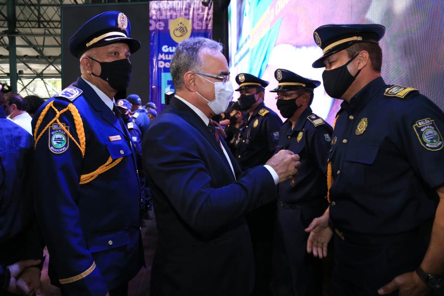 Prefeito Edmilson Rodrigues condecora os guardas municipais, que foram homenageados na solenidade dos 30 anos da corporação