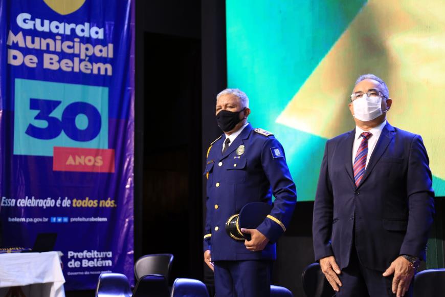 Prefeito Edmilson Rodrigues e inspetor-geral da GMB durante a solenidade de 30 anos de criação da corporação municipal