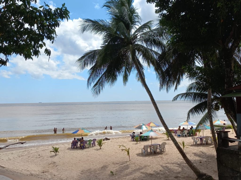 Tranquilidade nas praias de Mosqueiro na manhã do feriado ensolarado e ventilado