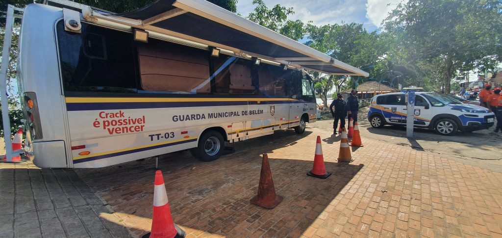 O ônibus de videomonitoramento da GMB, será instalado, no Caramanchão, na Praia do Farol, para fiscalizar e acompanhar as imagens das câmeras de monitoramento em tempo real, o veículo vai reunir agentes de segurança pública da GMB, Bombeiros, Policia Militar, Policia Civil, Semob, Detran e demais secretarias do município.Sem Descrição