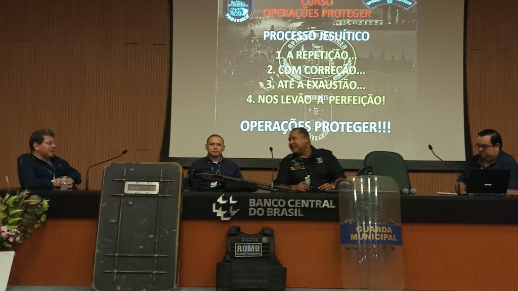 Foram debatidas nas palestras situações reais de conflito e,  demonstrada a necessidade de utilização de material adequado e bem mantido e também  a importância de se ter consciência situacional nas ocasiões de conflito a fim de que o agente possa tomar sempre a decisão mais segura diante de várias situações.