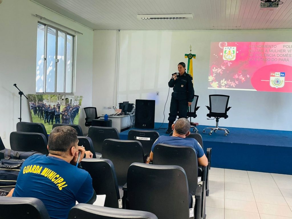 A  Polícia Militar da Patrulha Maria da Penha  esteve presente falando sobre a ."Rede de Atendimento à Violência Doméstica e Familiar",