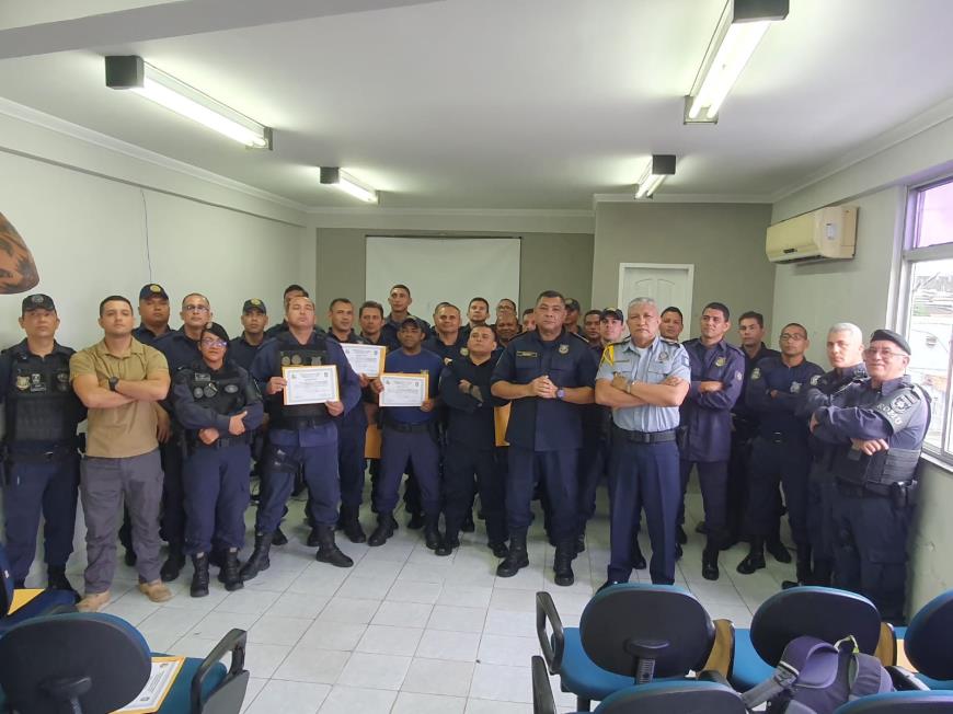 Os 19 guardas municipais certificados durante a solenidade de encerramento do III Curso de Condicionamento Tático