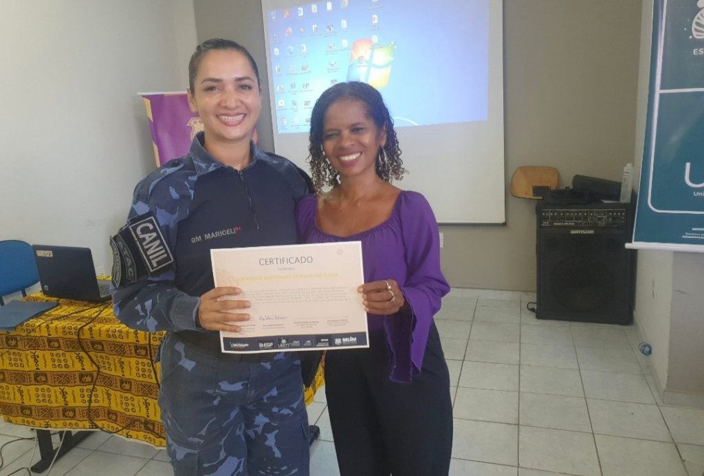 Após três dias de curso, os guardas municipais receberam certificados de participação.