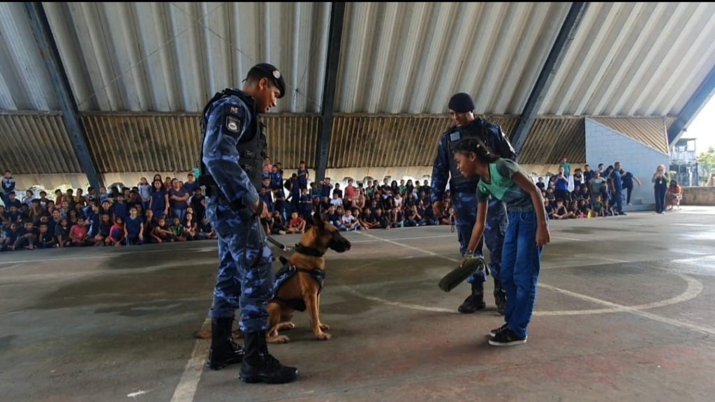 Thalya Nunes, 10 anos, interagiu e participou como voluntaria durante a atividade dos cães adestrados.