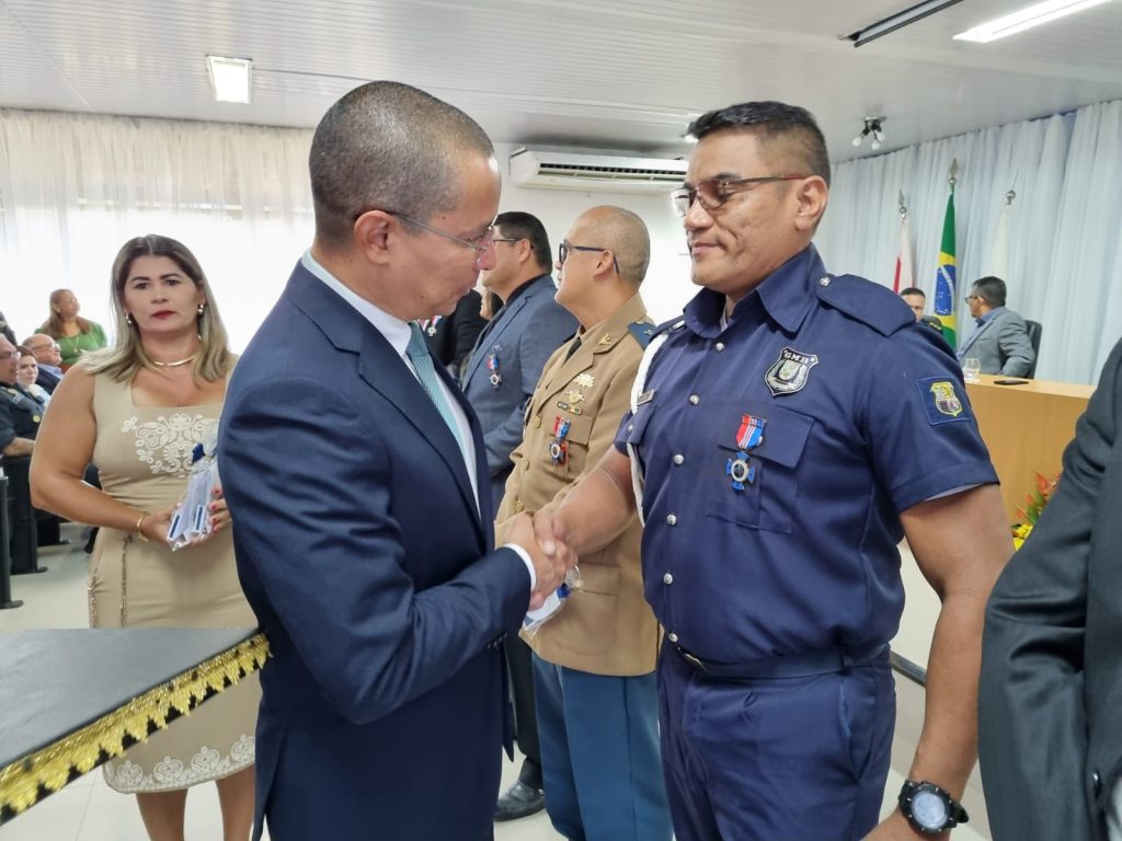 GM Célio Silva recebe das mãos do Secretário Interino de Segurança Pública e Defesa Social, Cláudio Luciano Monteiro de Oliveira, a medalha do Mérito de Ensino Integrado de Segurança