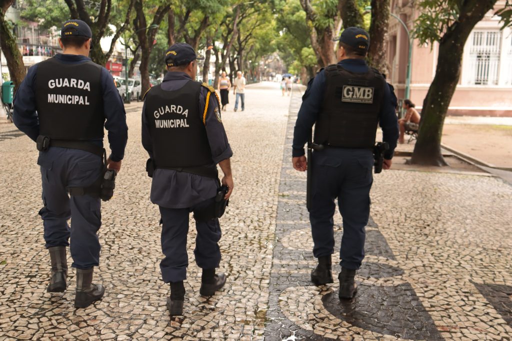 Ronda a pé realizada pelos agentes na Praça da República