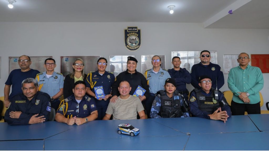 Equipe da GMB que escreveu livro reconhecido pela ABLAGUAM